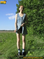 Teen outdoor pissing in a sunny day