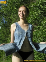 Teen outdoor pissing in a sunny day