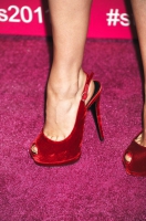 Everybody move your feet - rose McGowan
