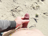 Caresse coquine dans les dunes de la plage