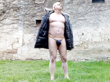 En string sous le manteau