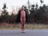 nat092 nu sous le manteau