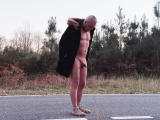 nat092 nu sous le manteau