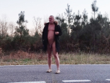 nat092 nu sous le manteau