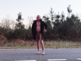 nat092 nu sous le manteau