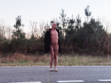nat092 nu sous le manteau