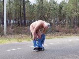 je me mets nu sur la route