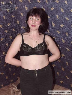 Mom shows amateur striptease - N