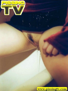 girl pissing in bath - N