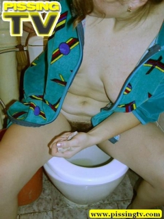 Younger sister pissing - N