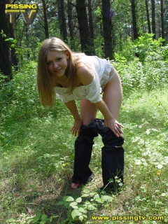 Blonde pissing in the grass - N