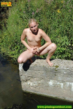 Blonde pisses - N