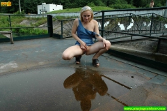 Blonde pees - N