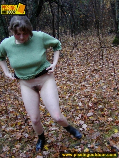 Outdoor pissing on dry leaves - N
