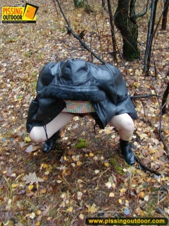 Amateur outdoor pissing in autumn - N