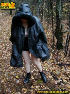 Amateur outdoor pissing in autumn - N