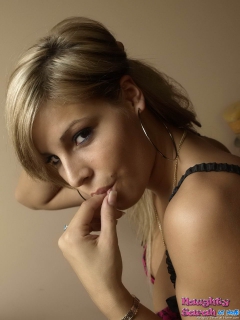 Sarah enjoy toying her ass - N