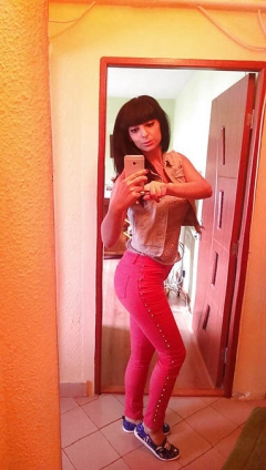 Claudia Winkleman lookalike takes naked selfies - N