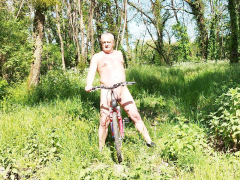 Je me balade nu en velo - N