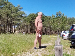 nu sur un parking de plage - N