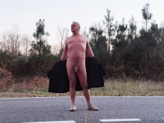 je me balade nu sur mon manteau - N