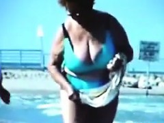 russian-grandmothers-out-at-the-beach