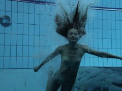 Bouncing booty in a underwater show