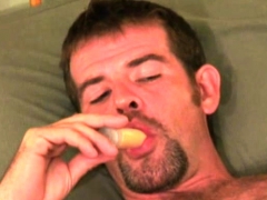 mature-amateur-dylan-beats-off