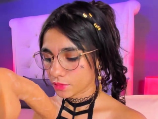 Amateur brunette double toying on webcam