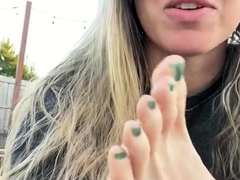 Sleaze blonde has the kinky foot fetish