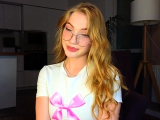 PUSSY BABE BRUNETTE masturbating