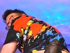 Bubble butt amateur goes solo with a toy in the powder room