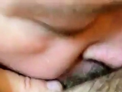 vieille-femme-se-fait-doigter-et-jouit-en-solo-la-webcam